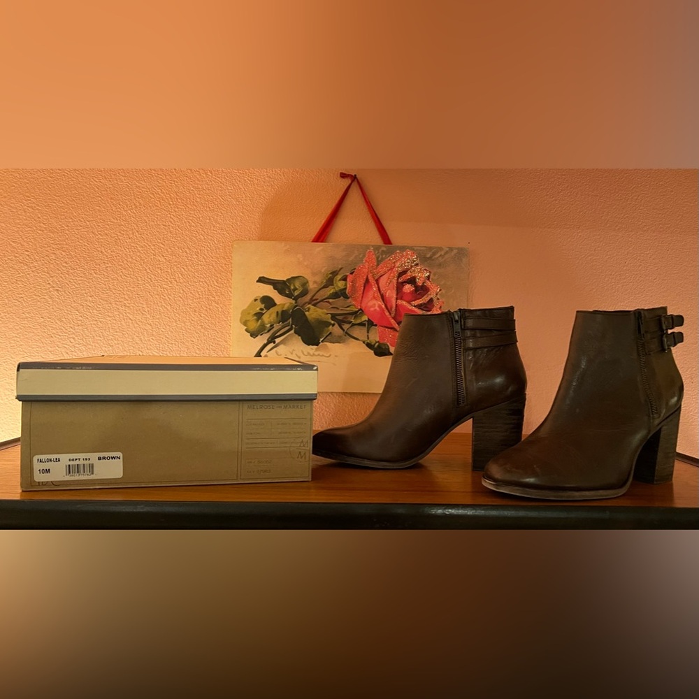 BNIB Melrose and Market distressed brown leather booties, size 10! 🔥